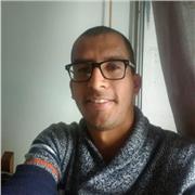 Profesor de matemáticas imparte clases a niños de todas las edades